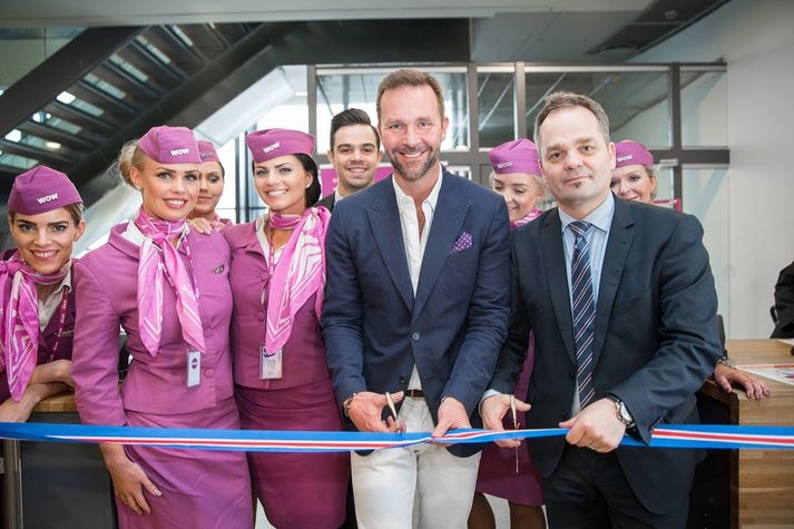 Skúli Mogensen cutting the ribbon for Wow Air